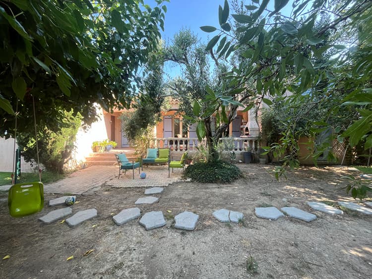 A VENDRE - SARRIANS - MAISON AVEC PISCINE ET JARDIN