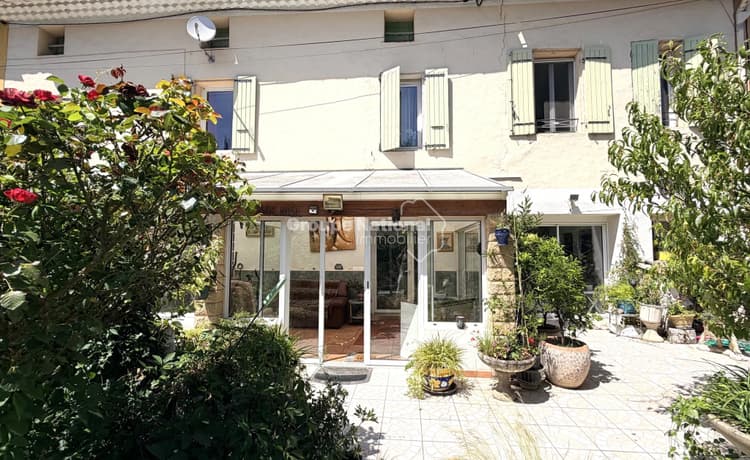 COURTHEZON - MAS DE 225 M² EN CAMPAGNE — Mas dans un environnement de verdure