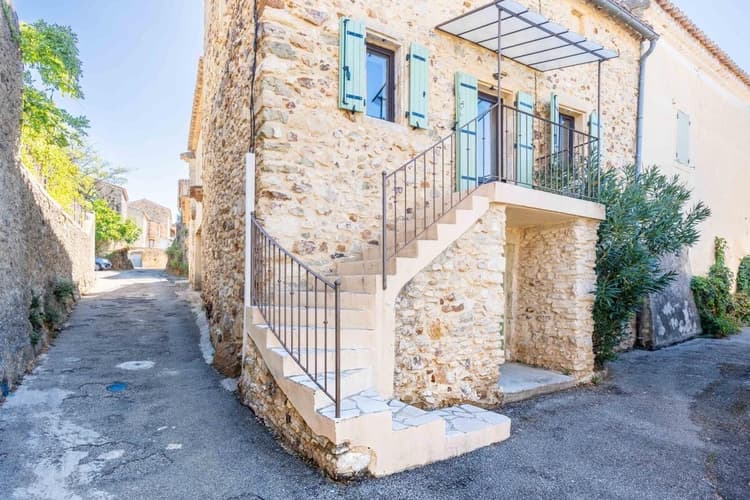 Maison de village en pierre rénovée avec double carport