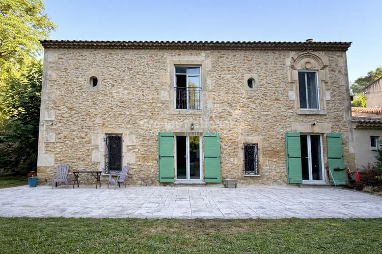 Grans: magnifique mas en pierre de 134 m2- 5 pièces - Terrain 2 600 m² avec source