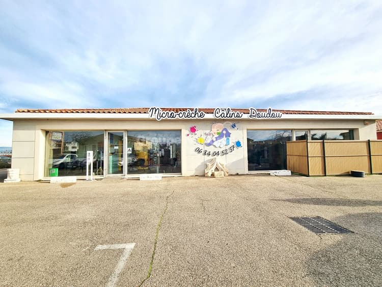 MIRAMAS - LOCAL COMMERCIAL LOUÉ DE 180 M² AVEC EXTÉRIEUR ET 4 PLACES DE PARKING