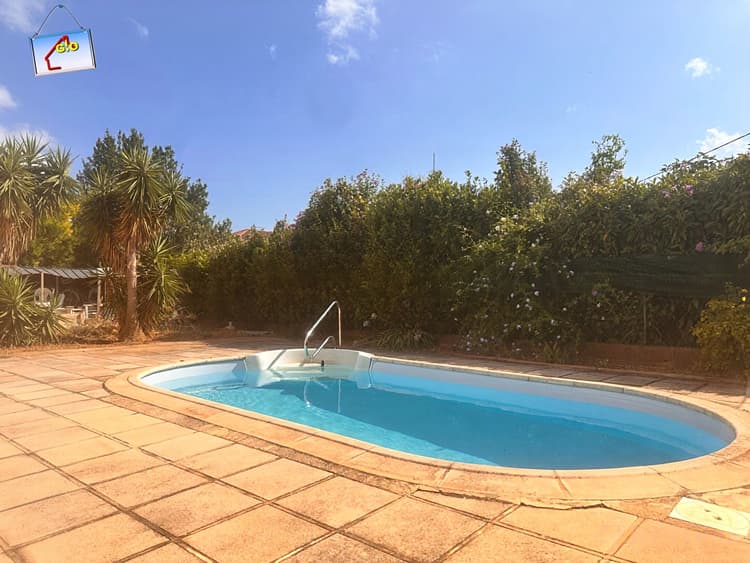 LA CRAU - VILLA T6 DE 118 M² - PISCINE - GARAGE - TERRAIN DE 600 M²