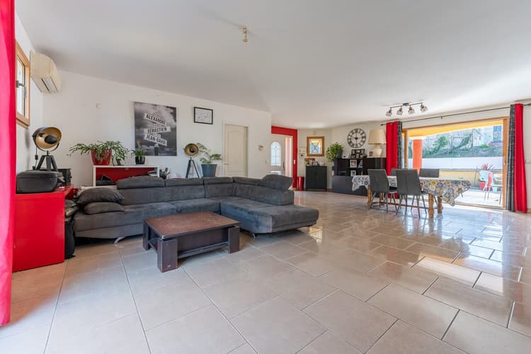 Maison plain pied avec sous-sol à vendre à Décines, sur 765 m