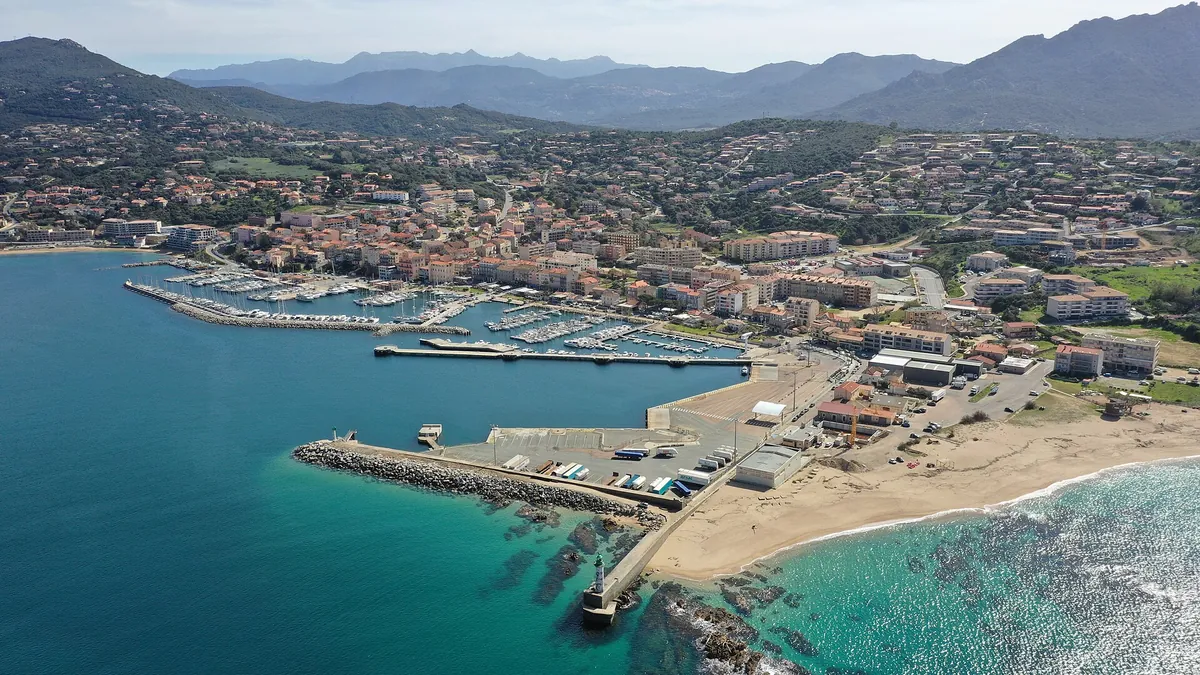 Vue aérienne du port de Propriano et de ses quartiers résidentiels, marché immobilier du golfe du Valinco en Corse-du-Sud