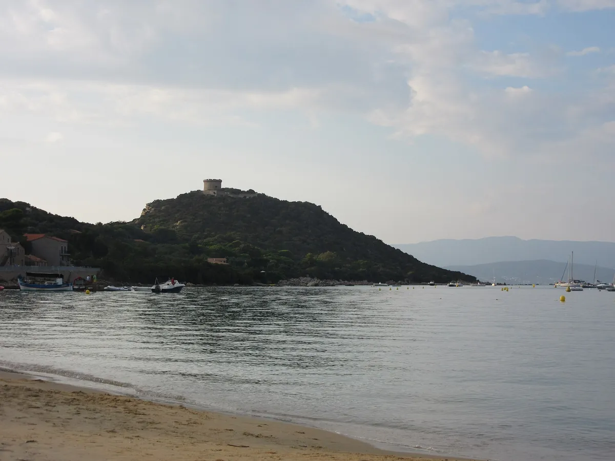 Plage et tour génoise de Campomoro, secteur le plus recherché de l'immobilier haut de gamme dans le golfe du Valinco