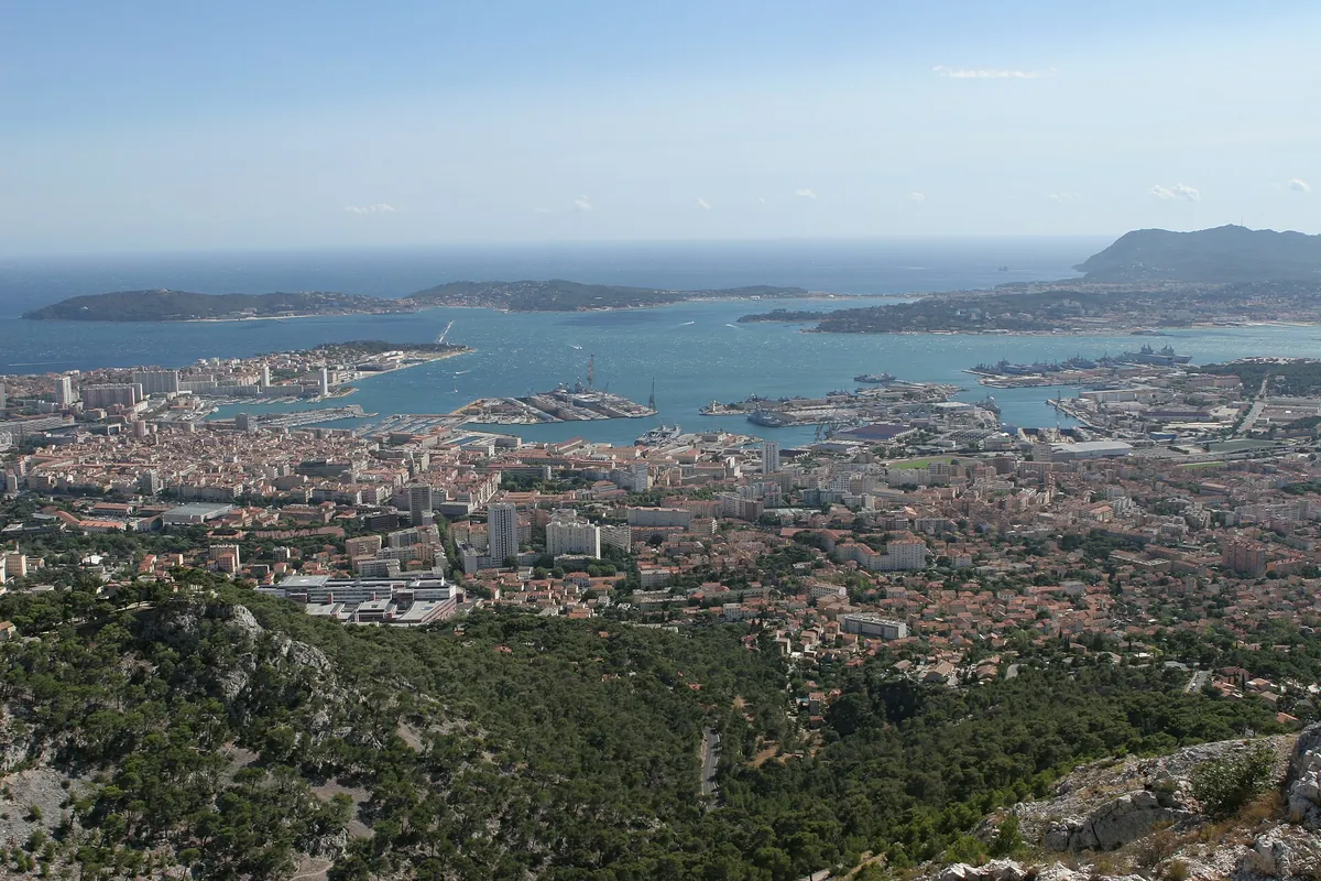 La petite rade de Toulon vue depuis le mont Faron, avec la ville, le port et la presqu'île de Saint-Mandrier
