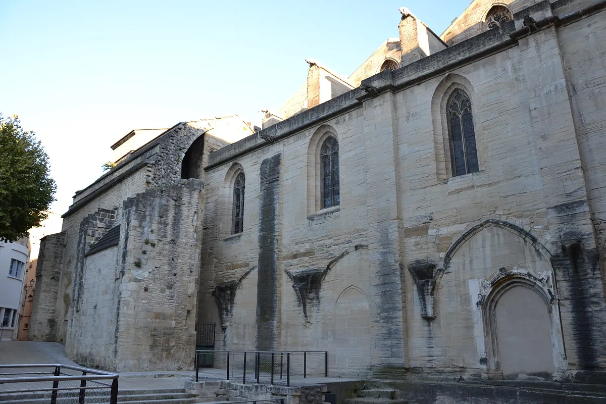 Façade latérale gothique de la cathédrale Saint-Siffrein dans le centre historique de Carpentras