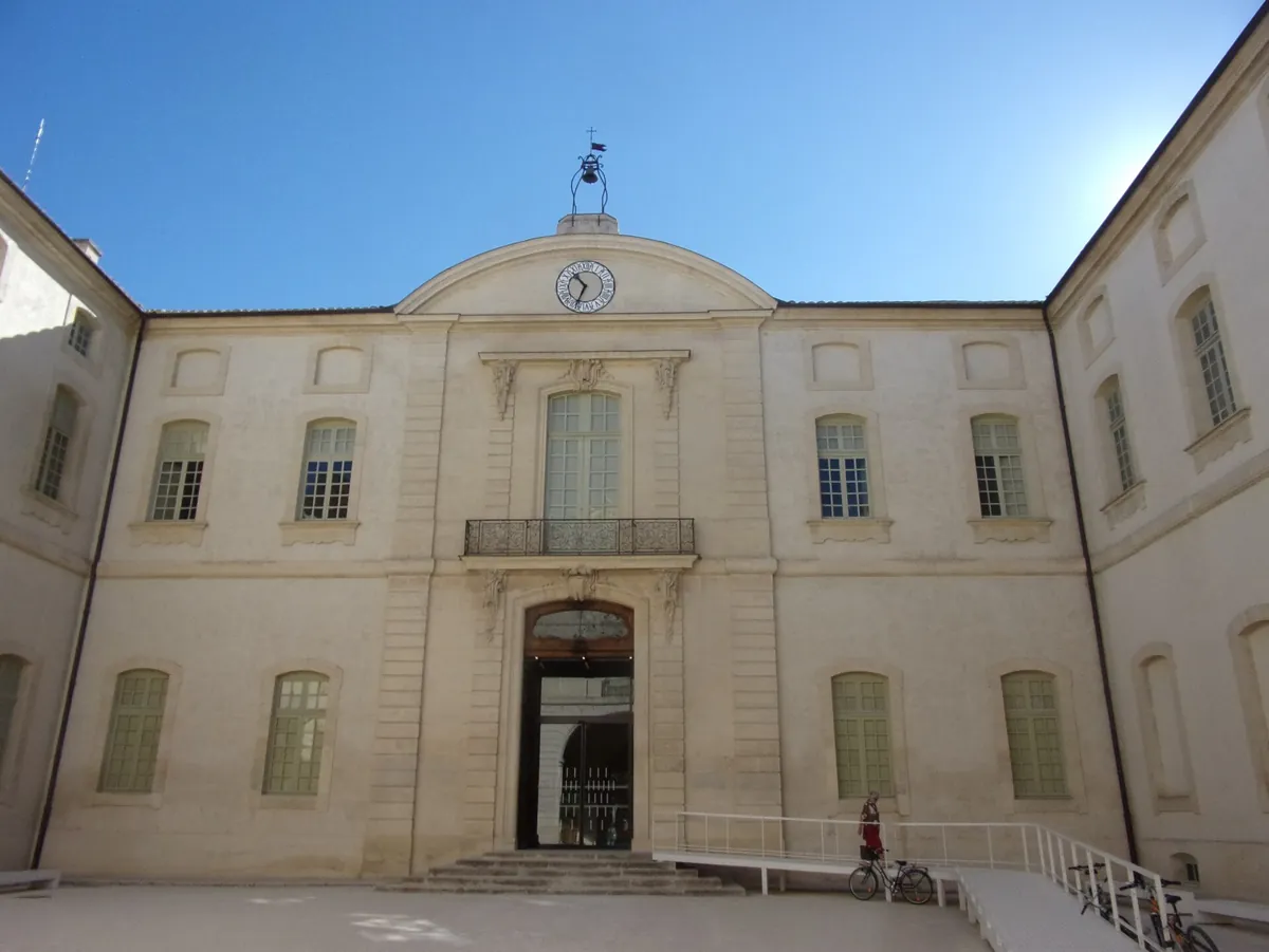 Cour intérieure de l'ancien Hôtel-Dieu de Carpentras, qui abrite la bibliothèque-musée Inguimbertine