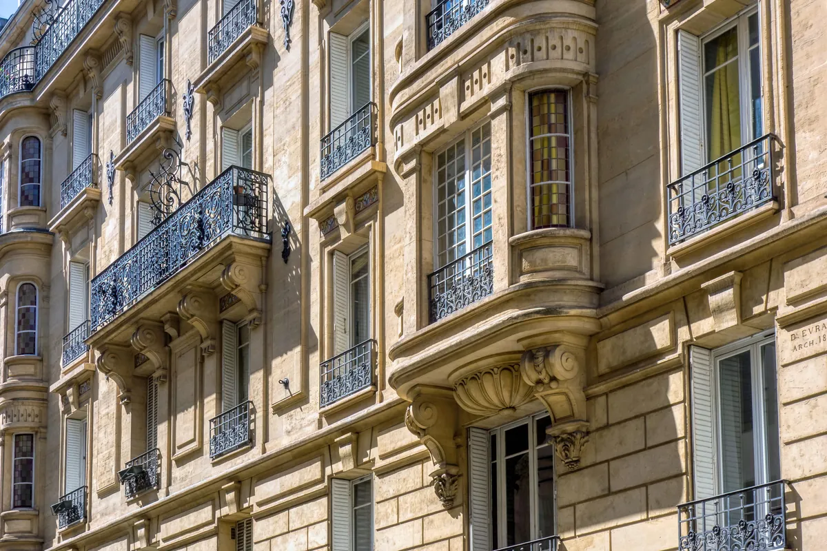 Façade d'immeuble haussmannien à Paris, exemple de bien ancien recherché pour un investissement locatif