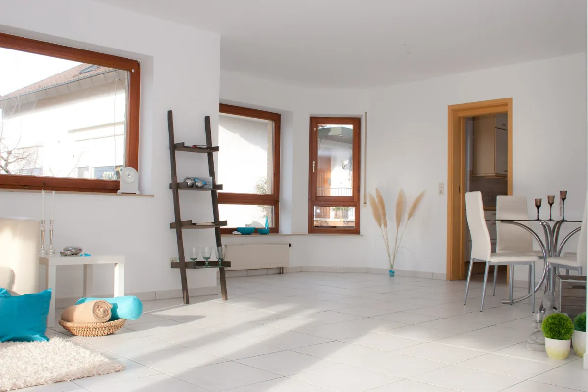 Séjour lumineux et désencombré après home staging avant la mise en vente d'un logement