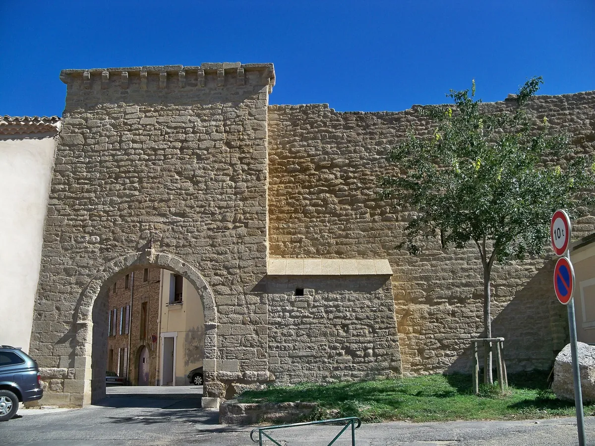 Porte Aurouze et remparts médiévaux en pierre du village de Courthézon, dans le Vaucluse