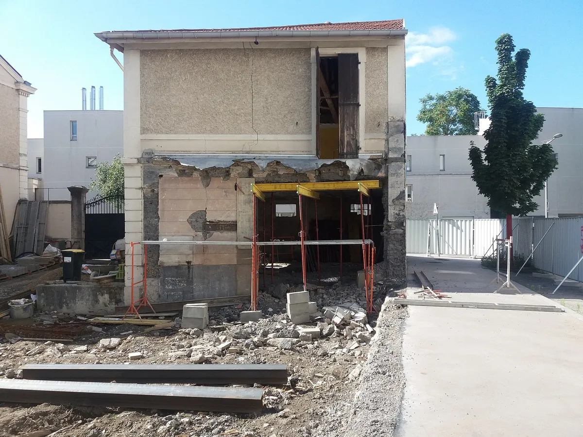 Maison ancienne en cours de rénovation lourde avec étais au rez-de-chaussée, exemple d'achat d'un bien à rénover