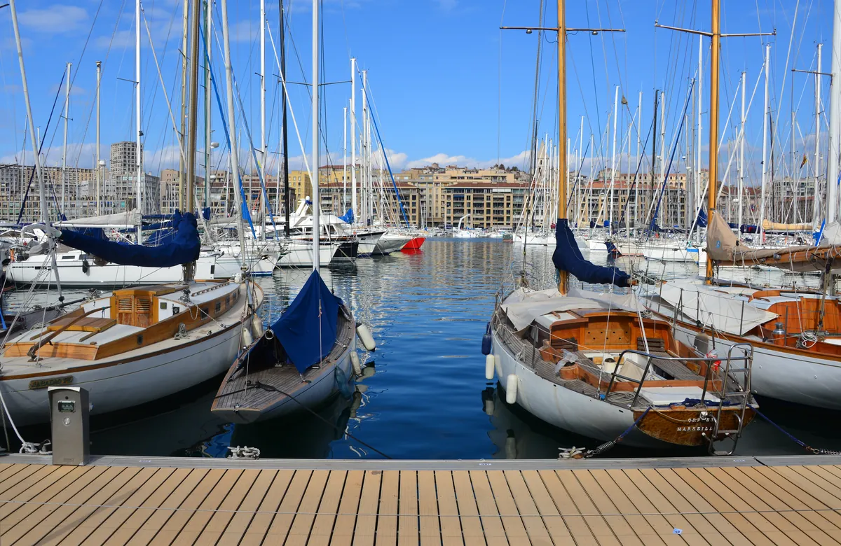 Voiliers amarrés au Vieux-Port de Marseille, ville où le prix médian des appartements anciens était stable début 2025