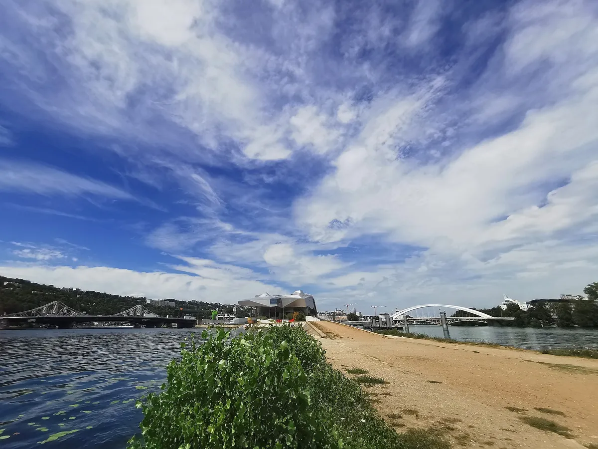 Pointe de la Confluence à Lyon avec le musée des Confluences et le pont Raymond-Barre, quartier en mutation