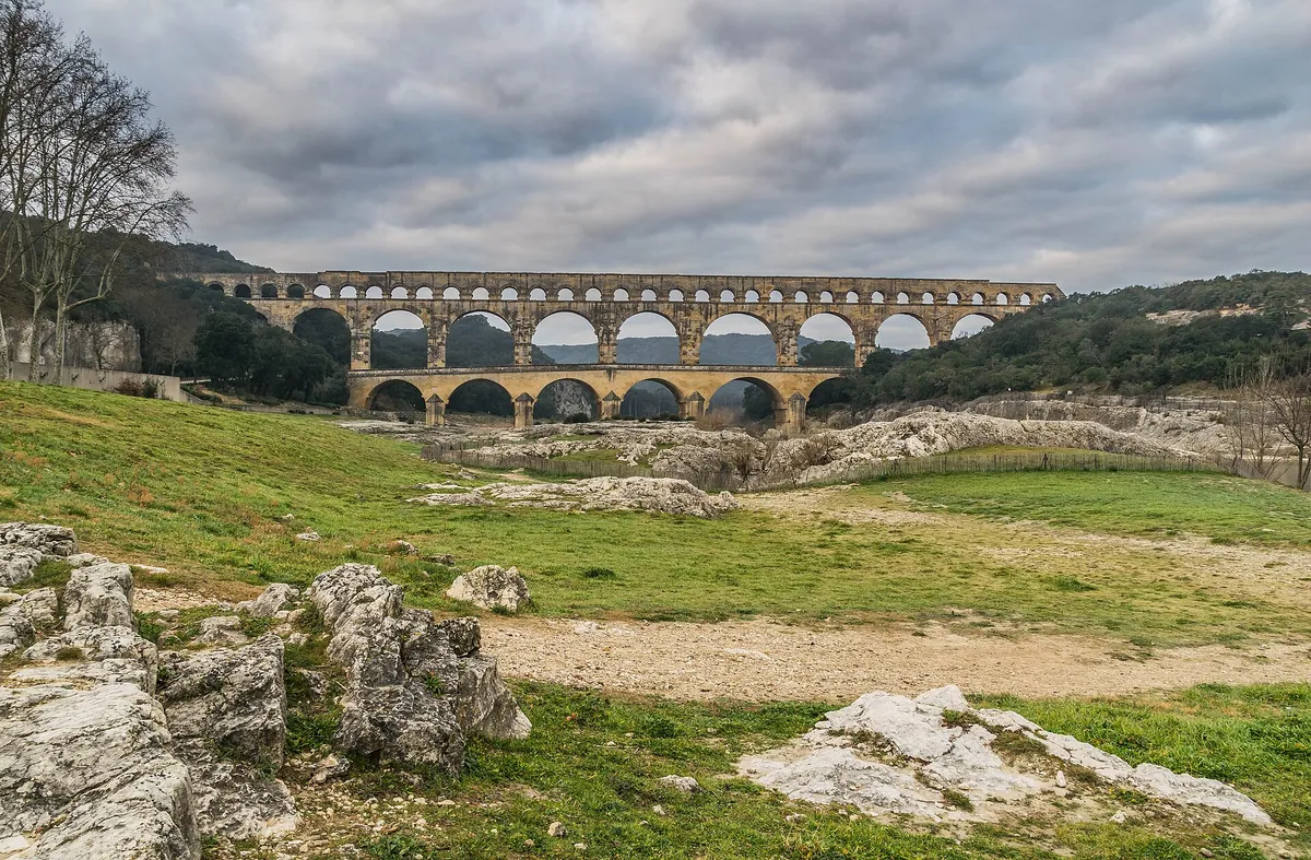 Le Pont du Gard, aqueduc romain inscrit au patrimoine mondial de l'UNESCO, au-dessus du Gardon
