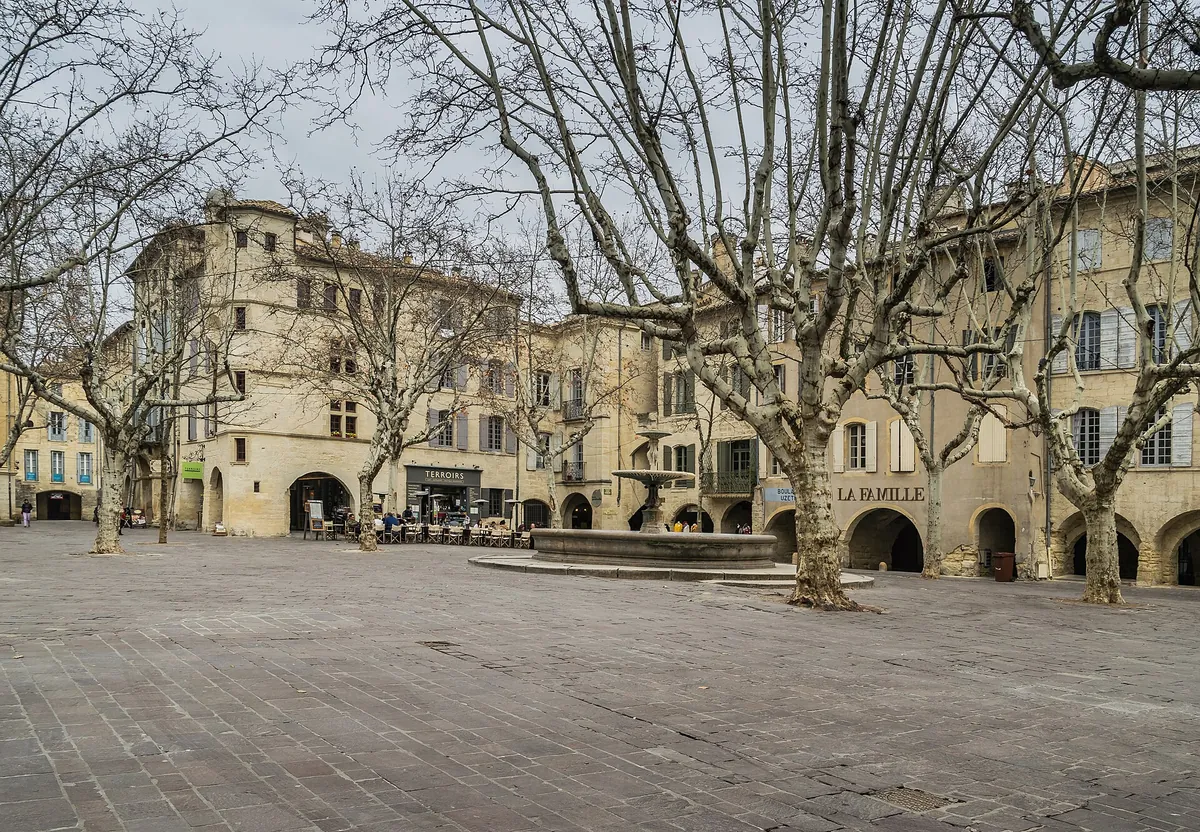 Place aux Herbes à Uzès, avec ses arcades, sa fontaine et ses platanes, cœur historique de la ville