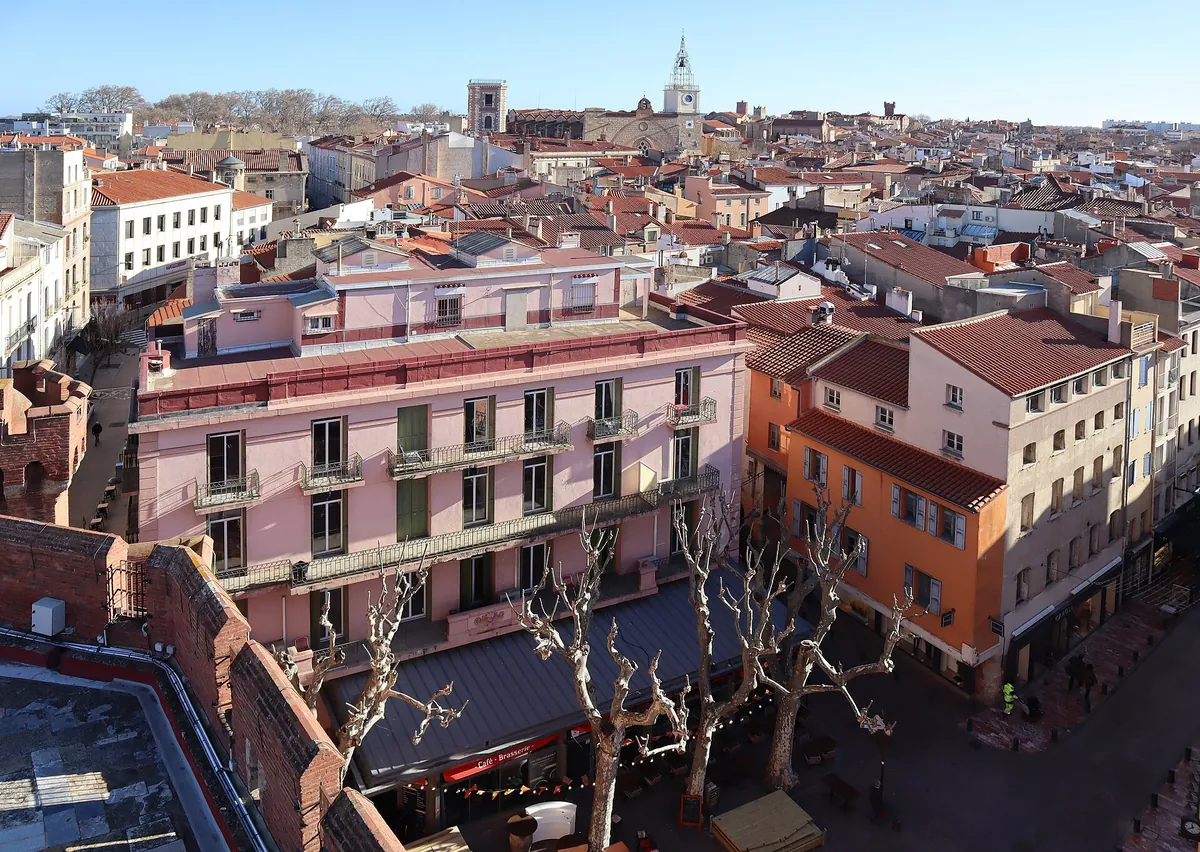 Toits et façades colorées du centre historique de Perpignan, ville clé de l'investissement immobilier dans les Pyrénées-Orientales