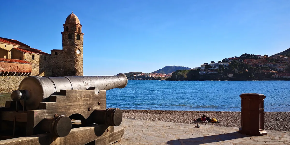 Clocher de l'église Notre-Dame-des-Anges et plage de Collioure, sur la Côte Vermeille des Pyrénées-Orientales
