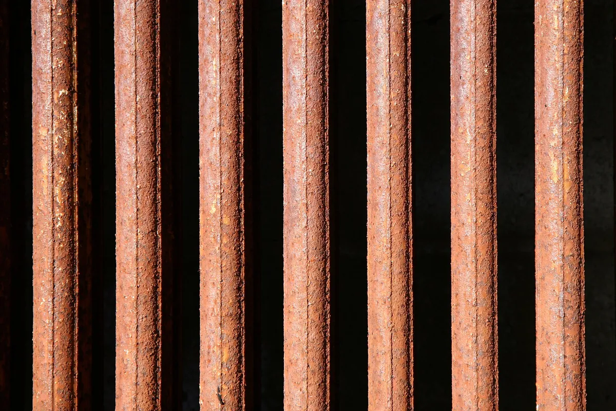 Vieux radiateur en fonte rouillé, équipement de chauffage dont l'état réel doit être fidèlement décrit dans le DPE