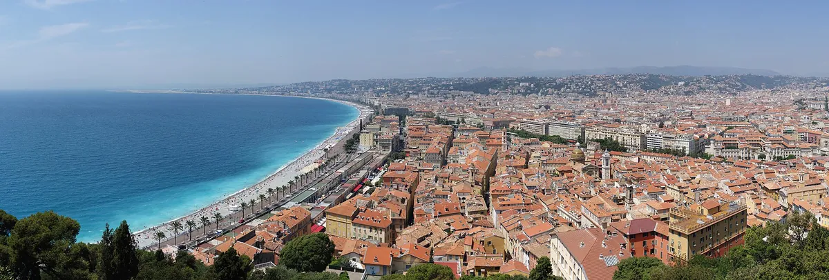 Panorama de Nice depuis la colline du Château : baie des Anges, Promenade des Anglais et toits du Vieux-Nice