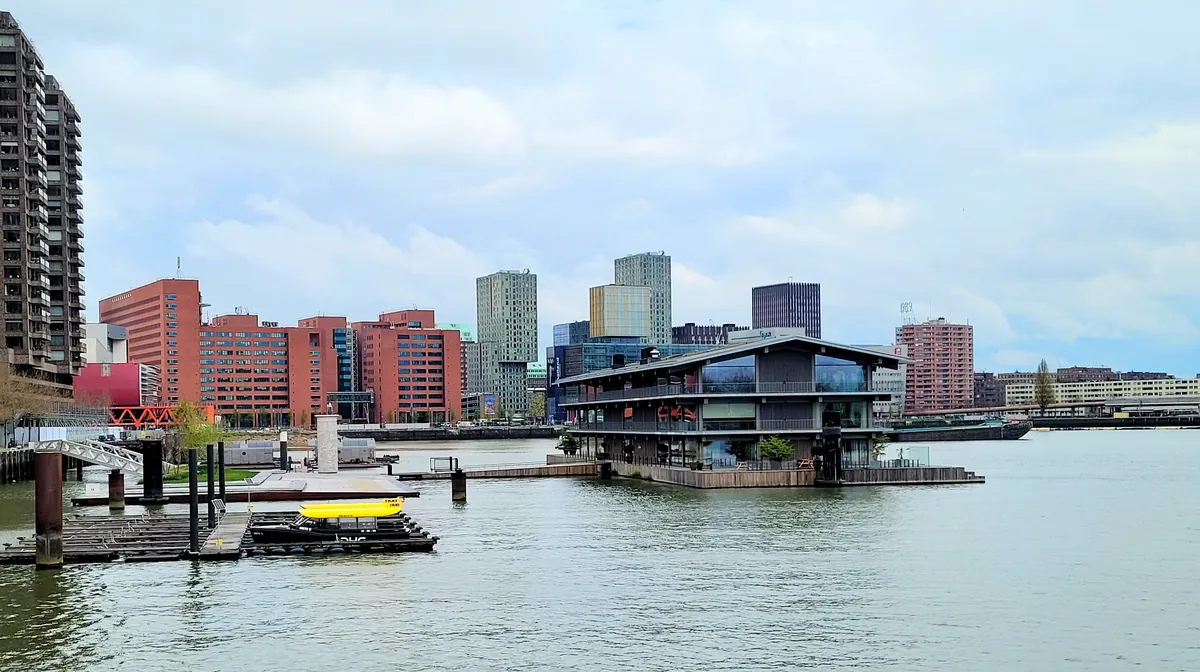 Le Floating Office Rotterdam, immeuble de bureaux flottant en bois sur la Rijnhaven à Rotterdam