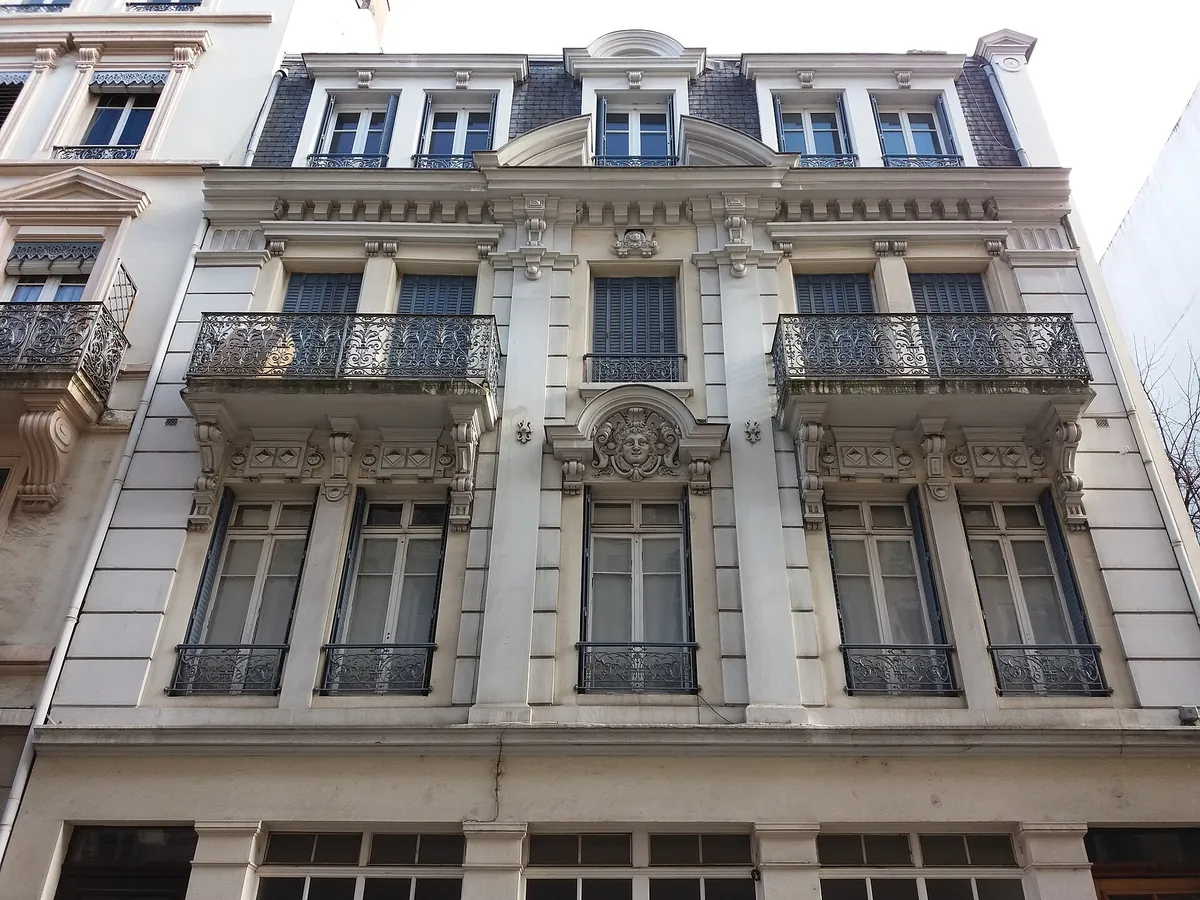 Façade d'un immeuble ancien à Lyon, typique du parc locatif concerné par la loi Climat et Résilience