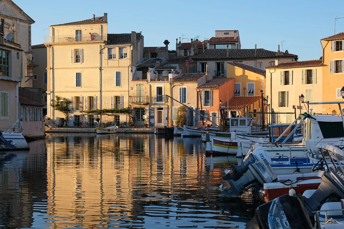 Façades colorées et bateaux du Miroir aux oiseaux dans le quartier de l'Île à Martigues