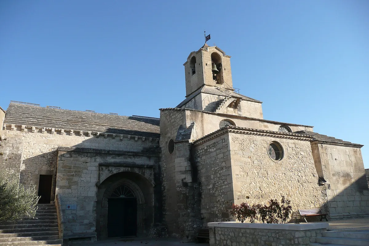 Église Saint-Baudile de Noves en pierre, avec son clocher, dans le vieux village