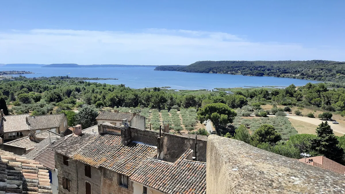 Toits de Miramas-le-Vieux et vue sur l'étang de Berre, village perché de Miramas en Provence