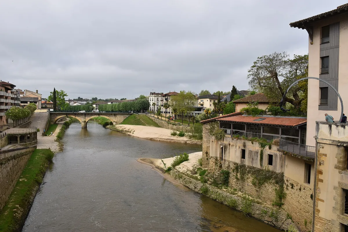 Confluence de la Douze et du Midou au cœur de Mont-de-Marsan, avec quais et maisons anciennes