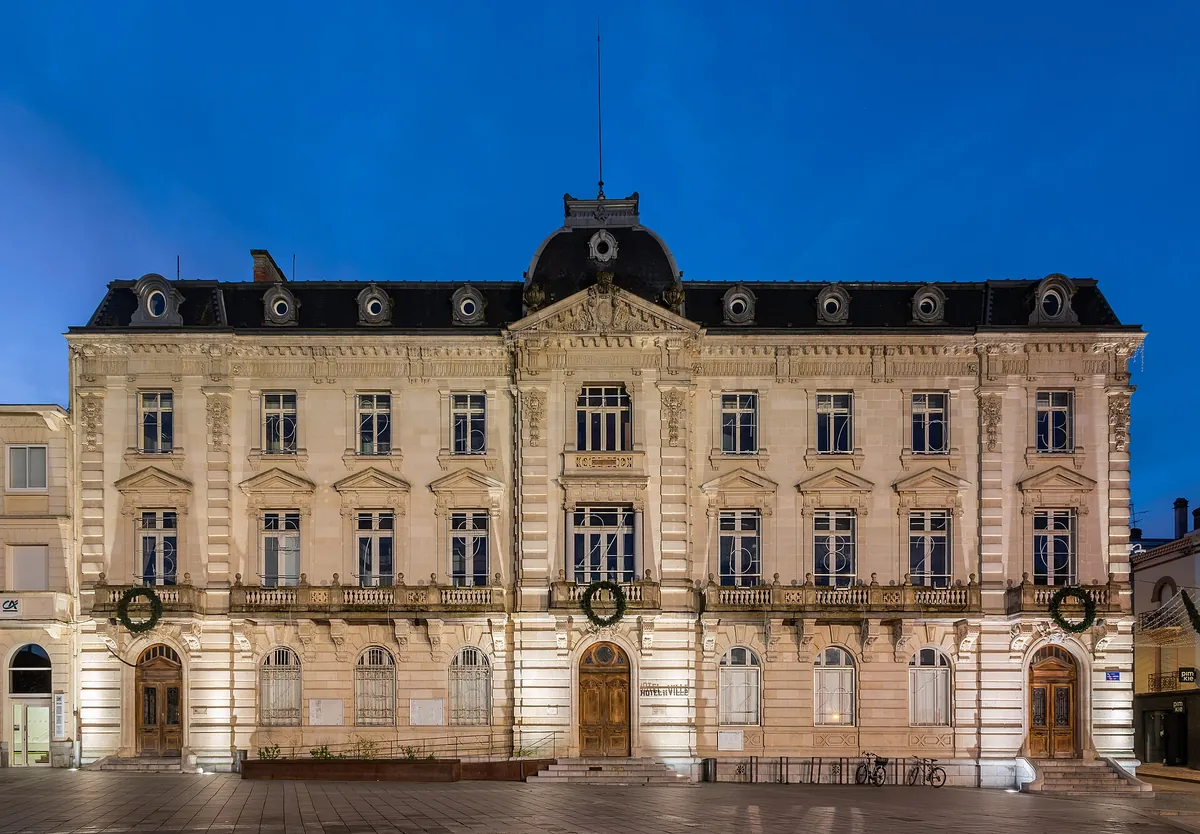 Façade de l'hôtel de ville de Mont-de-Marsan éclairée à la tombée de la nuit, préfecture des Landes