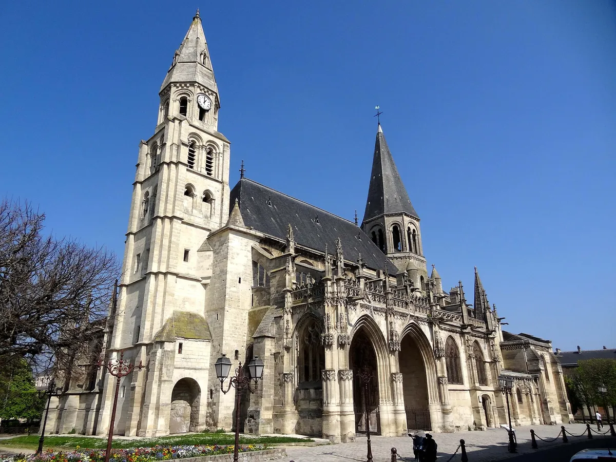 Collégiale Notre-Dame de Poissy, au cœur du centre-ville historique où se concentrent les appartements anciens rénovés