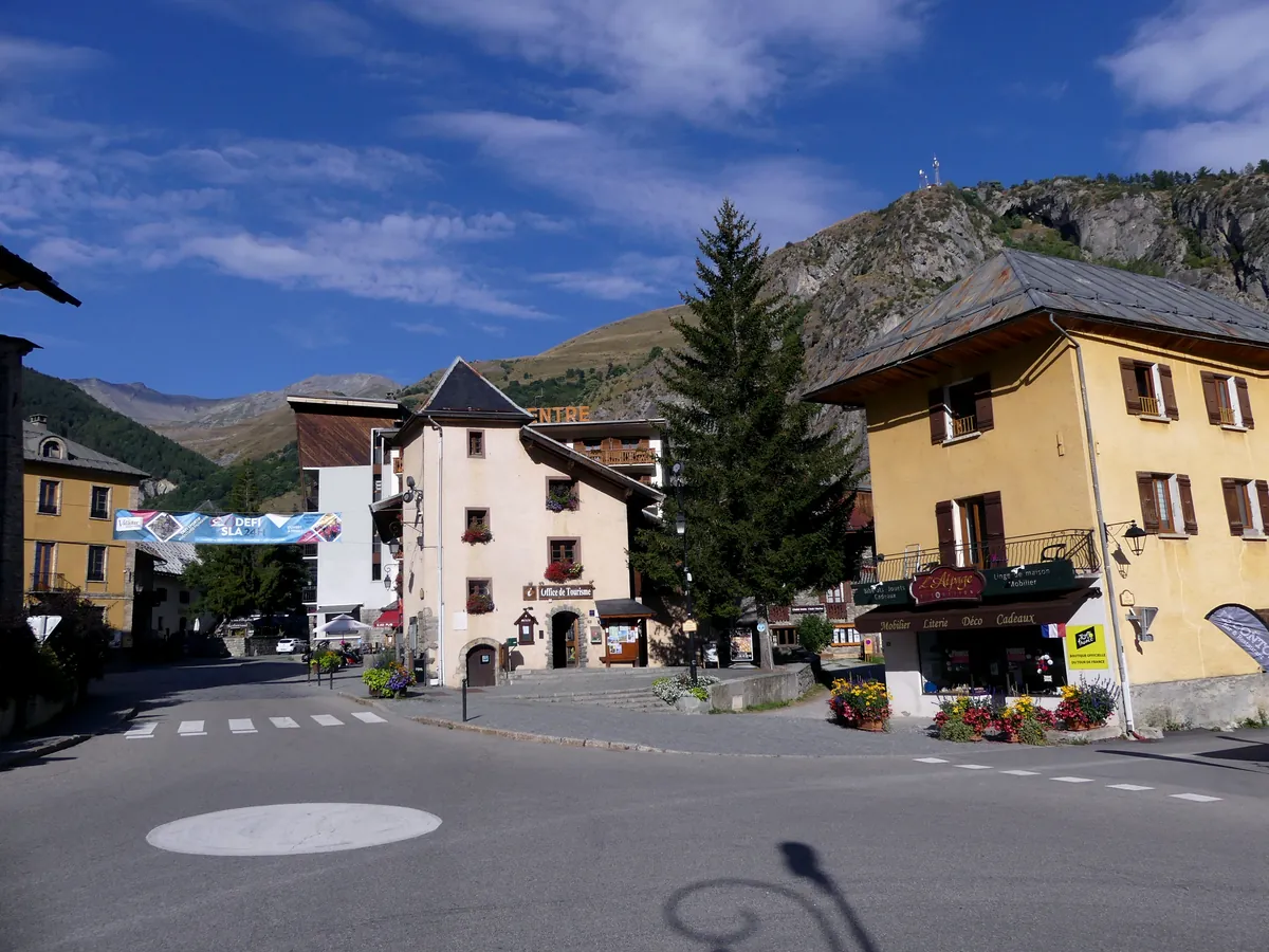 Centre du village de Valloire en Savoie un matin de septembre, station de montagne à double saison