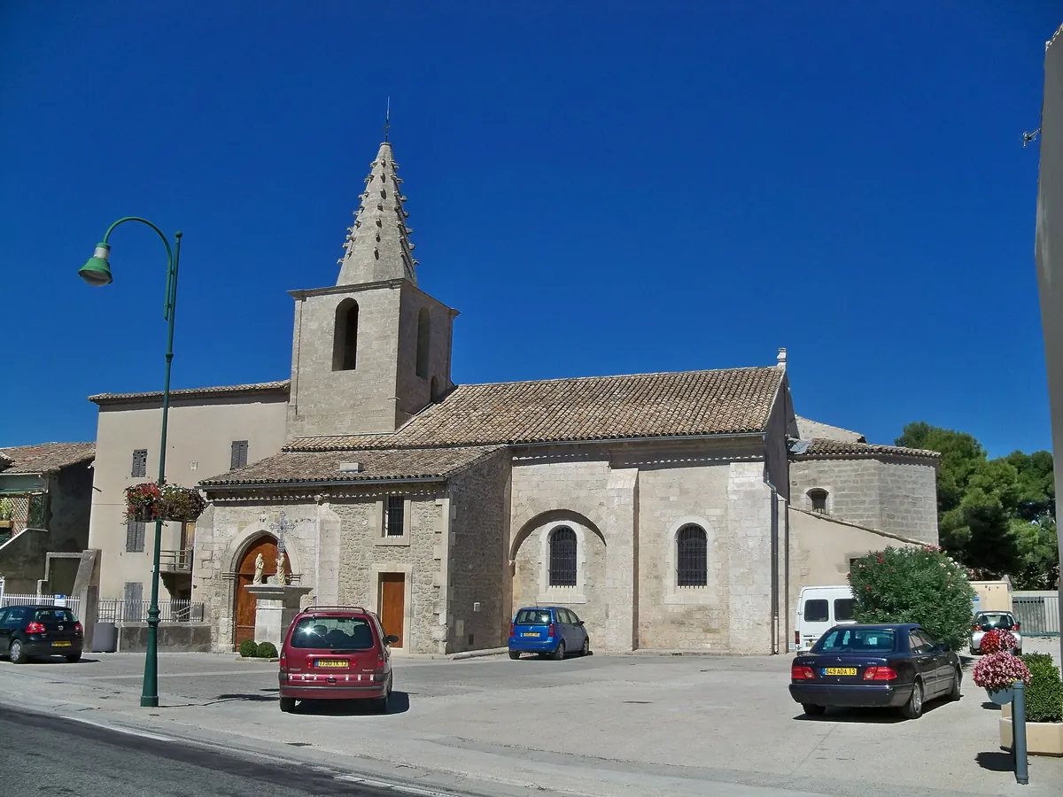 Église Saint-Amand de Sénas, édifice médiéval avec son clocher en pierre
