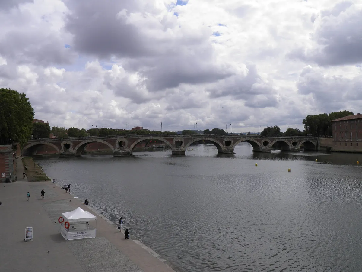 Le Pont-Neuf sur la Garonne à Toulouse, vu depuis les quais de la Daurade