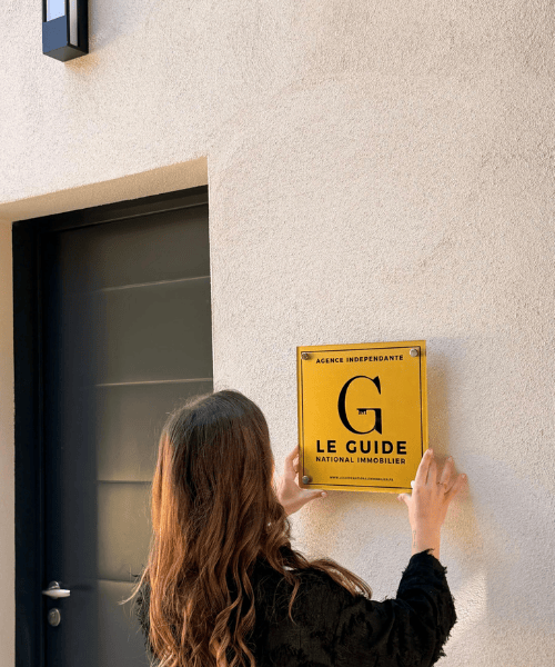 Plaque dorée « Le Guide » d’une agence référencée
