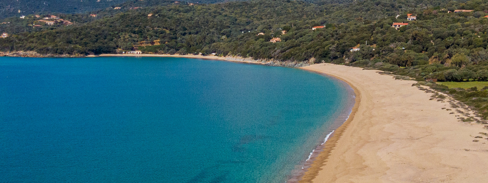 Vue d&eacute;gag&eacute;e sur le golfe du Valinco, maisons &eacute;chelonn&eacute;es sur le coteau oppos&eacute;