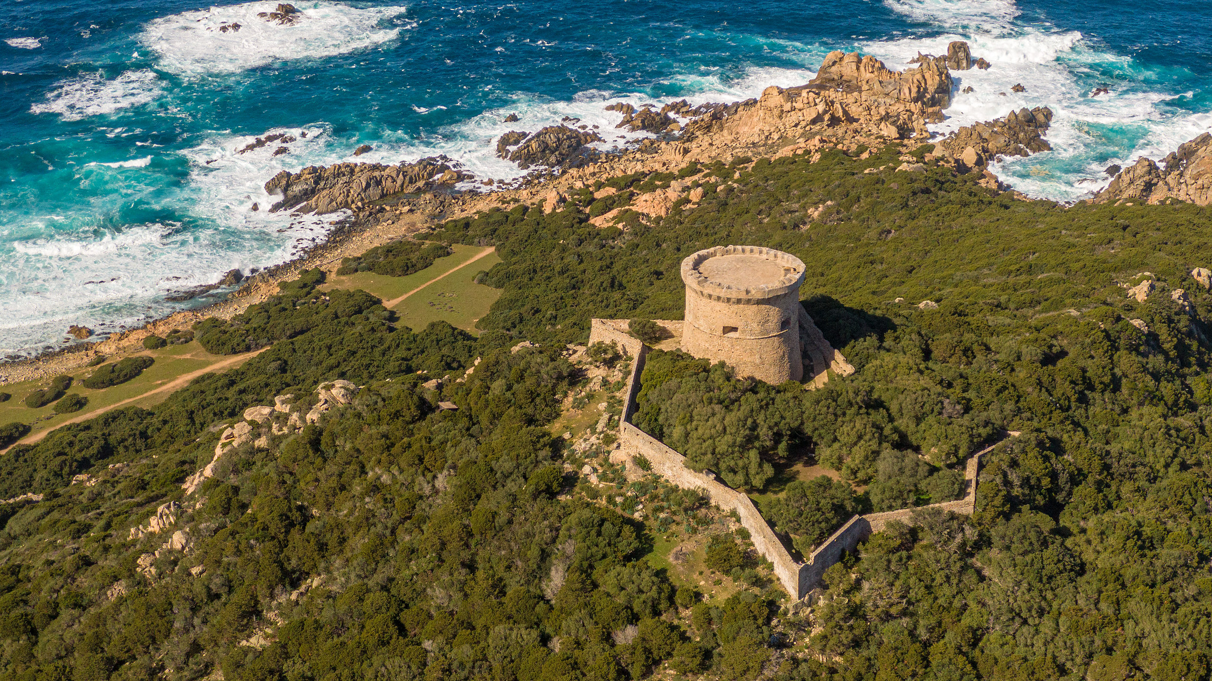 Tour g&eacute;noise de Campomoro et son enceinte fortifi&eacute;e sur la pointe, littoral rocheux du Golfe du Valinco