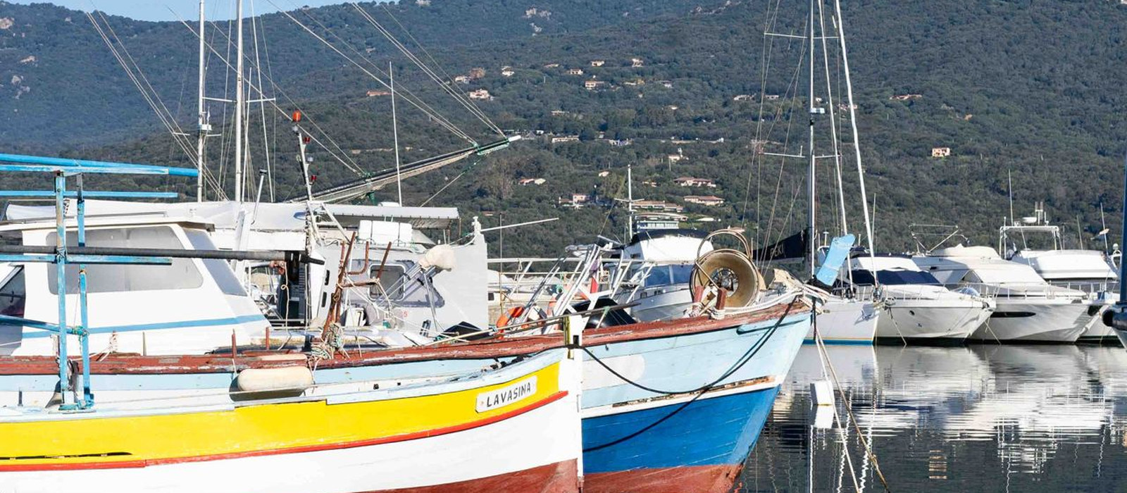 Barques de p&ecirc;che dans le port de Propriano, villas dispers&eacute;es sur les hauteurs du golfe du Valinco